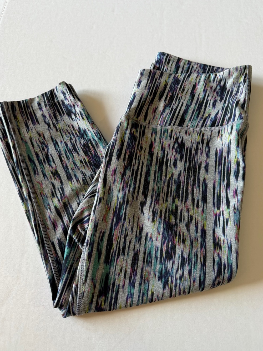 Mondetta Abstract Gray Multi-Color Performance Capri Leggings, small